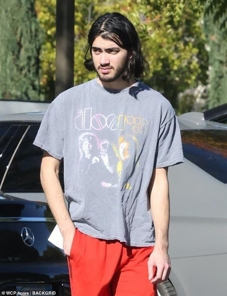 Con trai út bí ẩn của ông vua pop Michael Jackson bất ngờ xuống phố-2