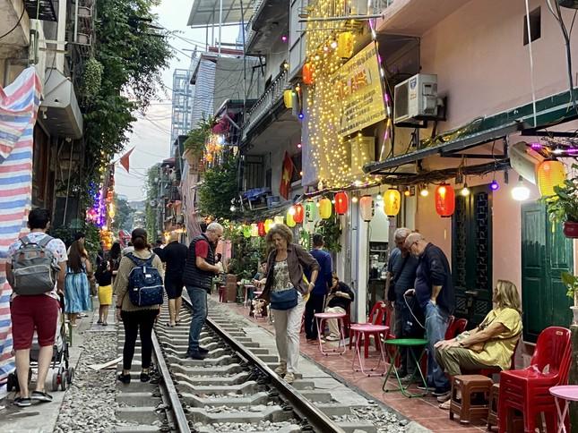 Khách thông chốt, cà phê đường tàu đông như chưa từng có lệnh cấm-1