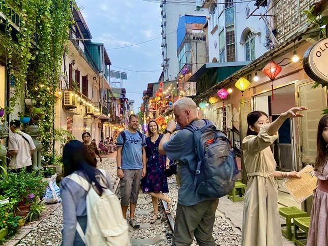 Khách thông chốt, cà phê đường tàu đông như chưa từng có lệnh cấm-3