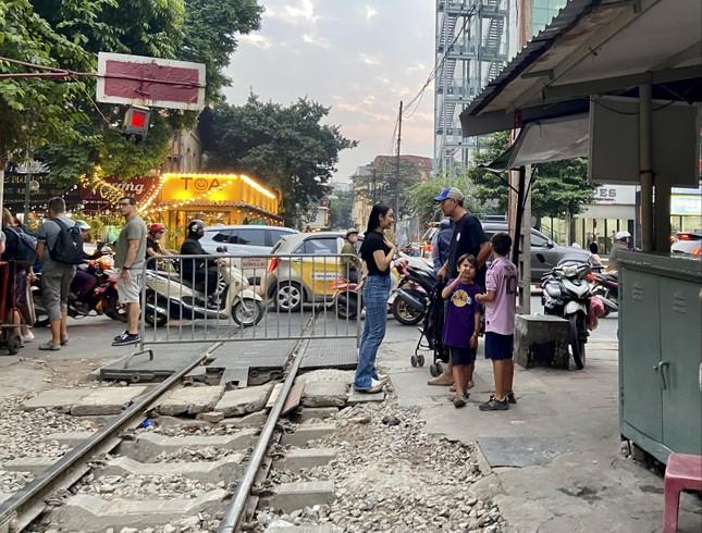 Khách thông chốt, cà phê đường tàu đông như chưa từng có lệnh cấm-4