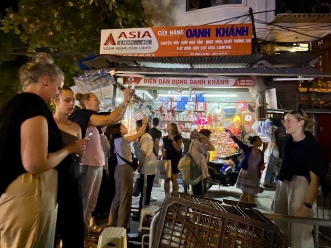 Khách thông chốt, cà phê đường tàu đông như chưa từng có lệnh cấm-5