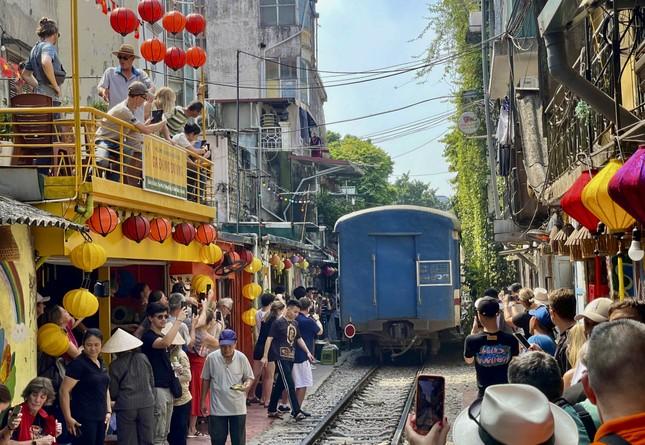 Khách thông chốt, cà phê đường tàu đông như chưa từng có lệnh cấm-6