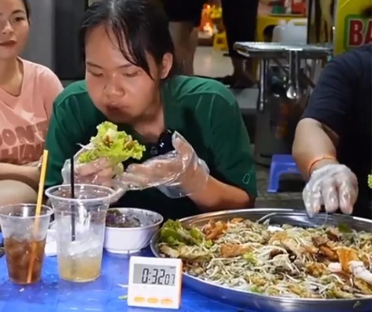 Bí mật của cô gái 18 tuổi có chiếc bụng không đáy, ăn một lúc 4kg thức ăn-4