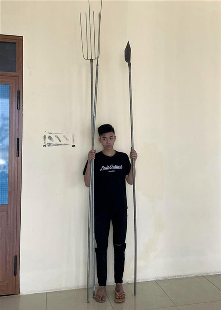 6 thanh niên choai choai mang dao phóng lợn vô cớ đuổi đánh người đi đường-2