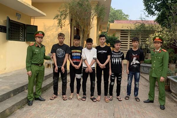 Đang chờ xét xử vì gây rối trật tự, nam thiếu niên tiếp tục mang kiếm diễu phố-4