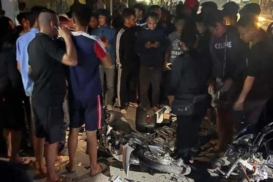 Xe máy tông nhau nát bét, 2 người tử vong
