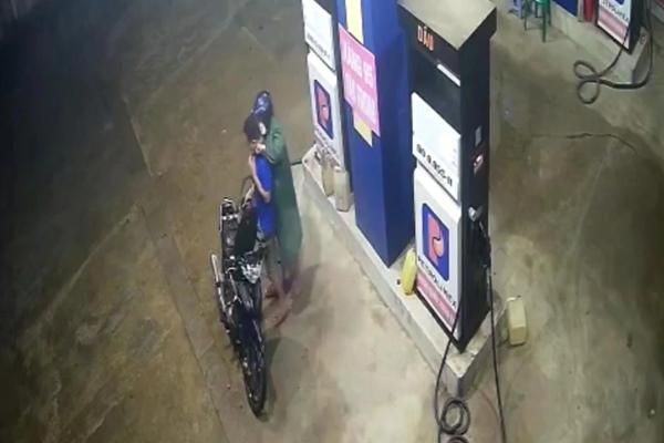 Cầm mã tấu chém bảo vệ, cướp xe máy trong khu công nghiệp-2