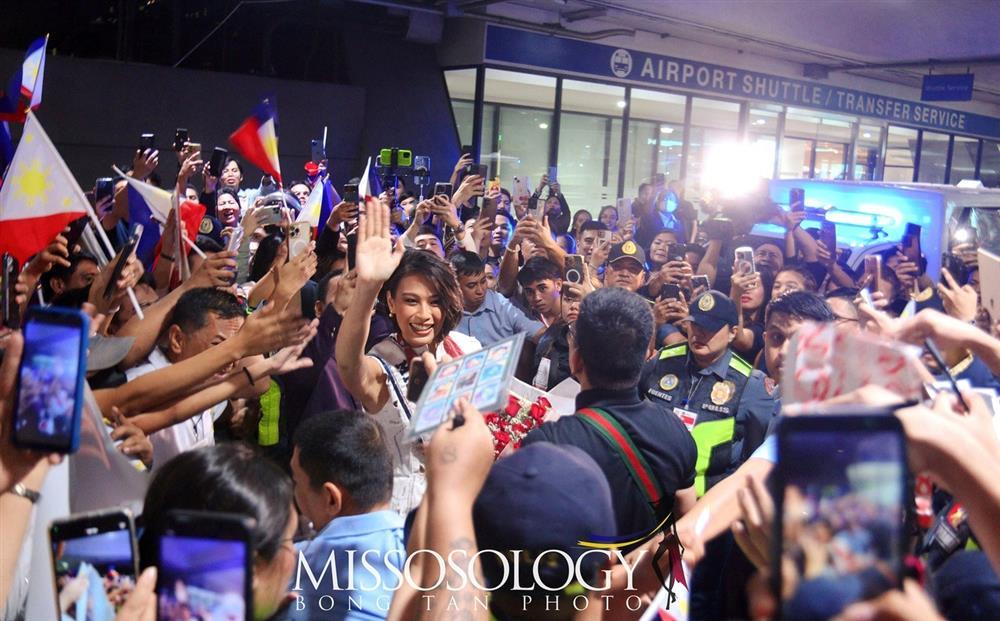 Biển người chào đón Hoa hậu Hoàn vũ Philippines về nước lúc nửa đêm-1