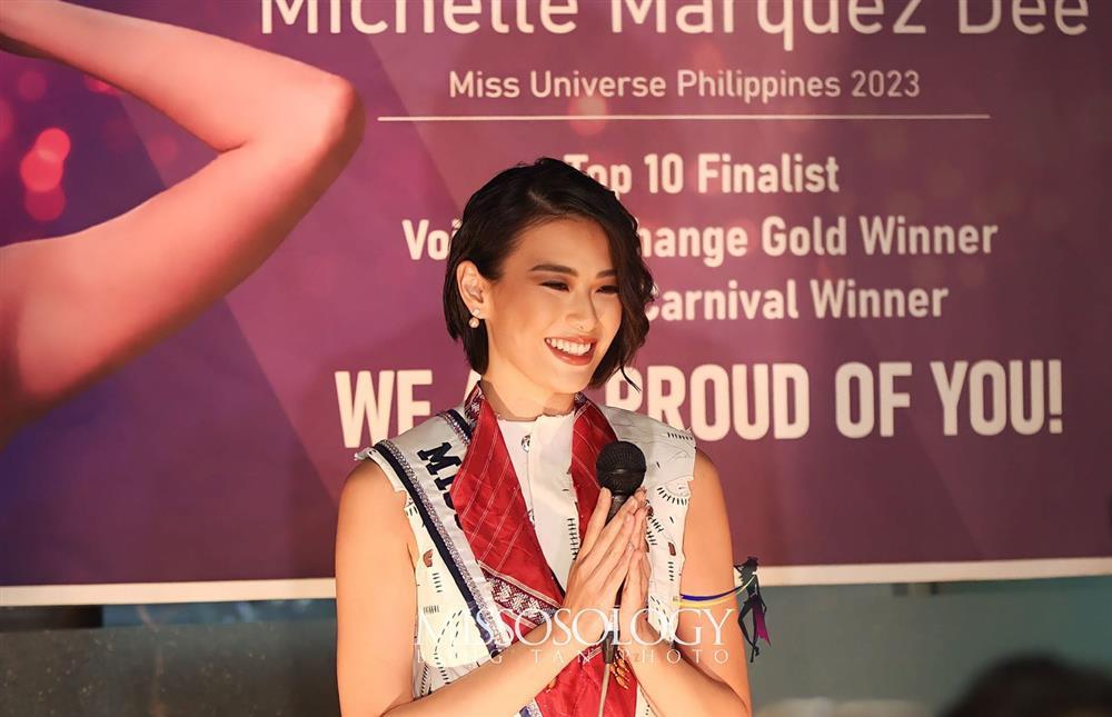 Biển người chào đón Hoa hậu Hoàn vũ Philippines về nước lúc nửa đêm-4