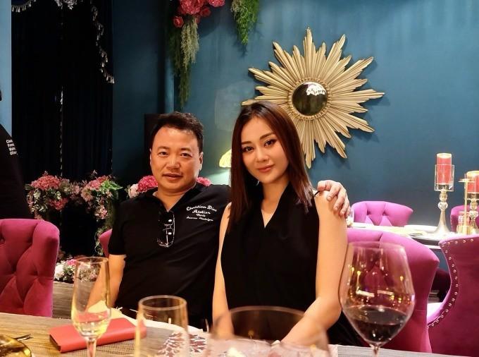 Mẹ bầu Phương Oanh khoác tay chồng đi dạo lãng mạn dưới mùa thu Nhật Bản, không tin nổi sắp làm mẹ 2 con!-2