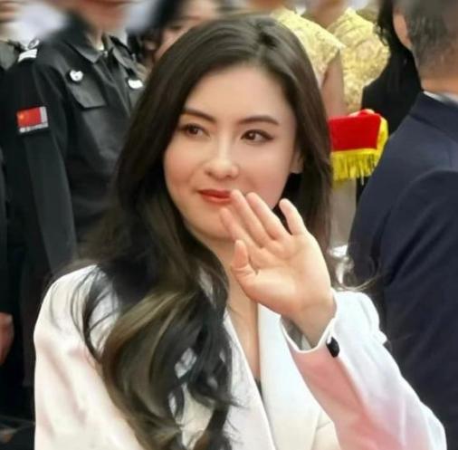 Nhan sắc thách thức thời gian của Trương Bá Chi qua cam thường-1