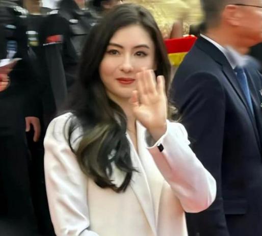 Nhan sắc thách thức thời gian của Trương Bá Chi qua cam thường-2