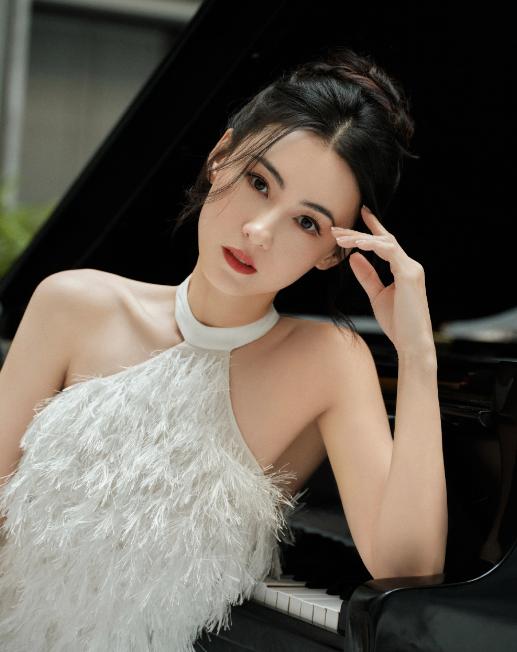 Nhan sắc thách thức thời gian của Trương Bá Chi qua cam thường-4