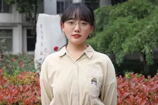 Vẻ đẹp gây 'sốt' mạng của nữ sinh 16 tuổi vào thẳng đại học, 20 tuổi học tiến sĩ