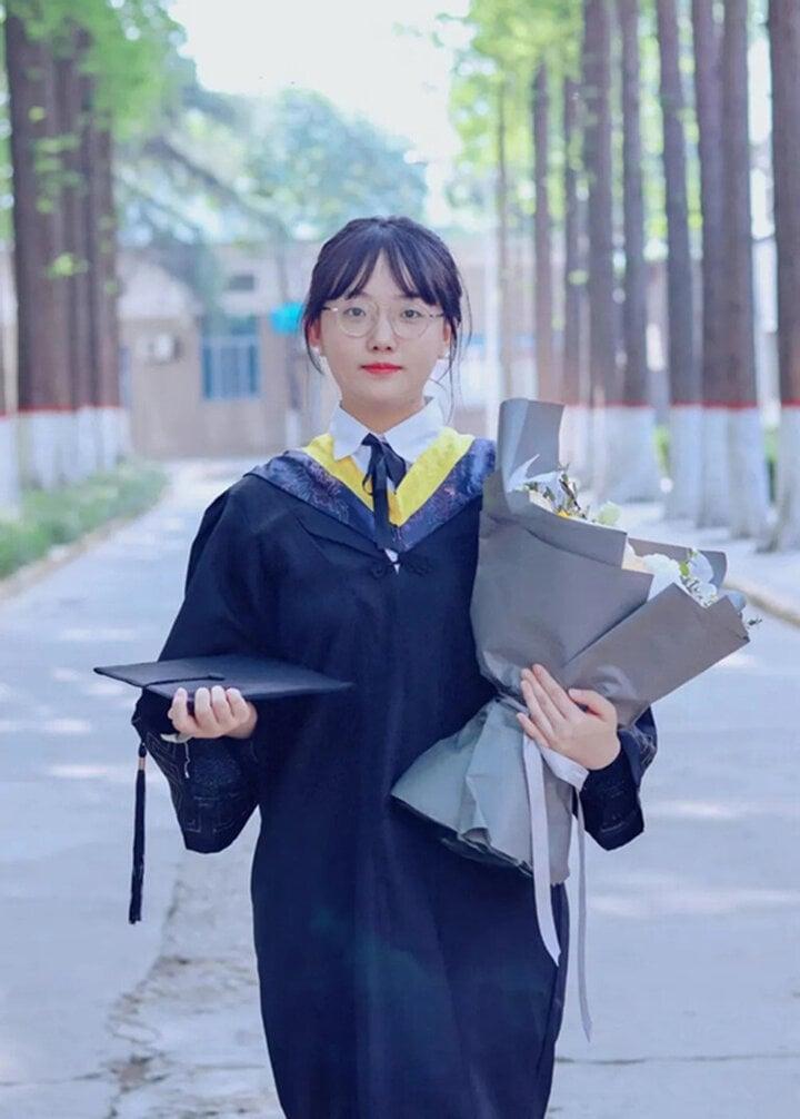 Vẻ đẹp gây sốt mạng của nữ sinh 16 tuổi vào thẳng đại học, 20 tuổi học tiến sĩ-2