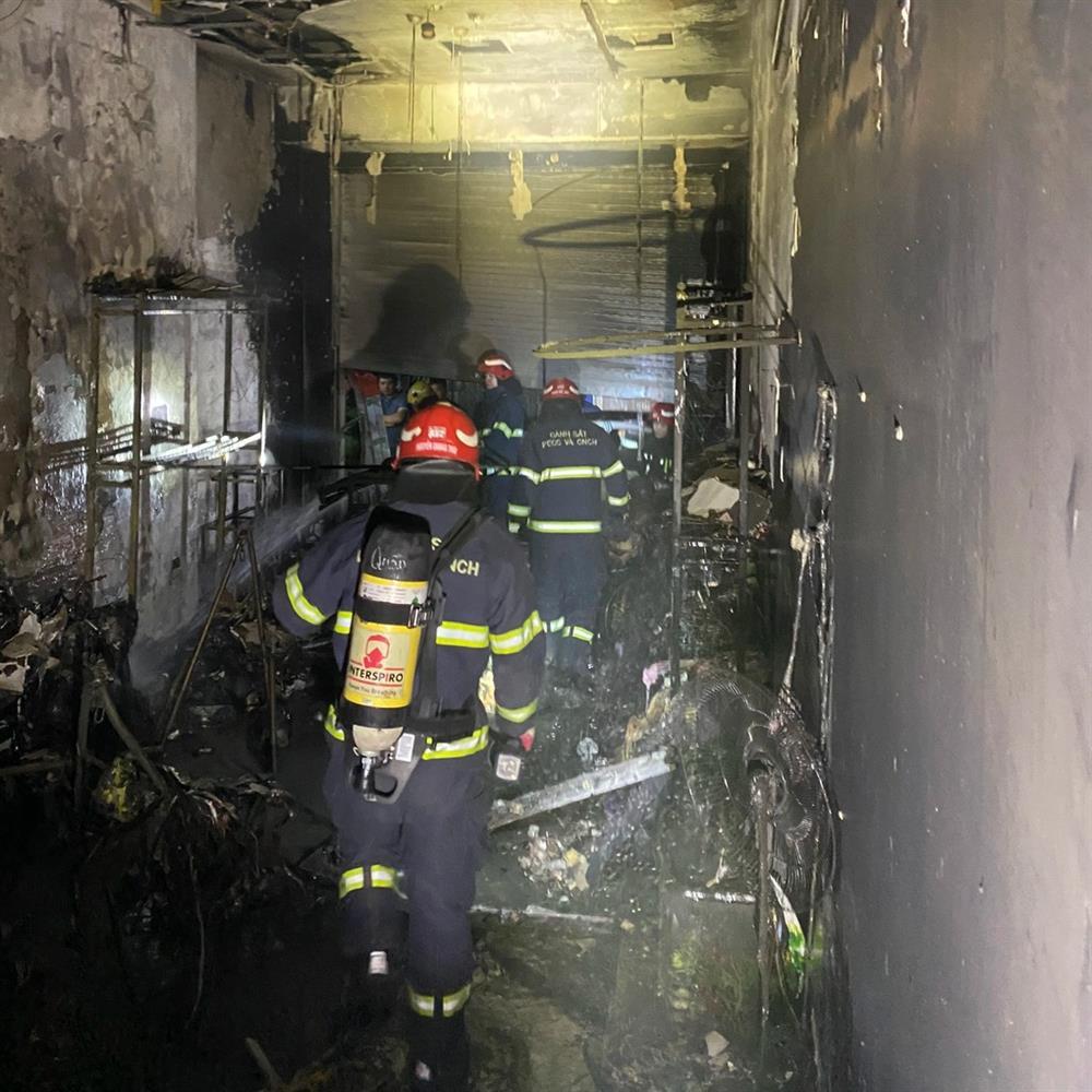 Cháy nhà 4 tầng ở Hà Nội, 5 người an toàn nhờ lối ra ban công-1