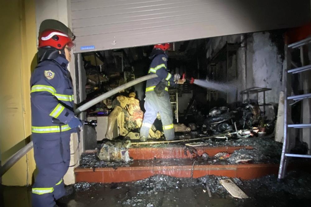 Cháy nhà 4 tầng ở Hà Nội, 5 người an toàn nhờ lối ra ban công-2