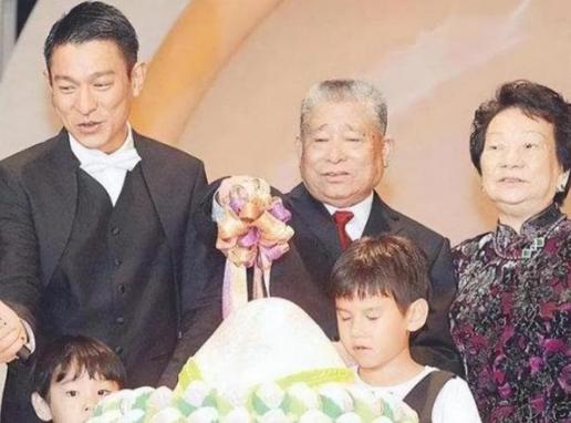 Bố Lưu Đức Hoa qua đời vì bệnh ung thư, hé lộ bức ảnh cuối cùng của hai cha con-2