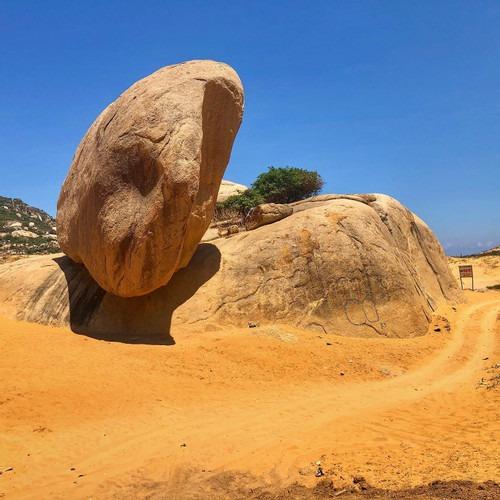 Tảng đá kỳ lạ ở sa mạc Sahara phiên bản Việt, nằm chênh vênh bao năm không đổ-2