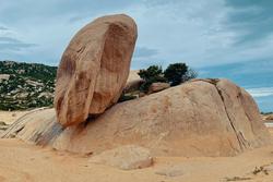 Tảng đá kỳ lạ ở 'sa mạc Sahara phiên bản Việt', nằm chênh vênh bao năm không đổ