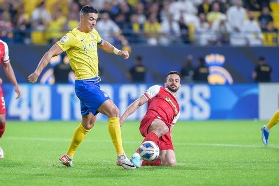 Được phạt đền, Ronaldo gây sốt khi yêu cầu trọng tài hủy bỏ