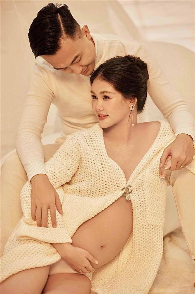 Lê Âu Ngân Anh diện đồ khoe lộ bụng tròn căng ở tháng cuối thai kỳ-1