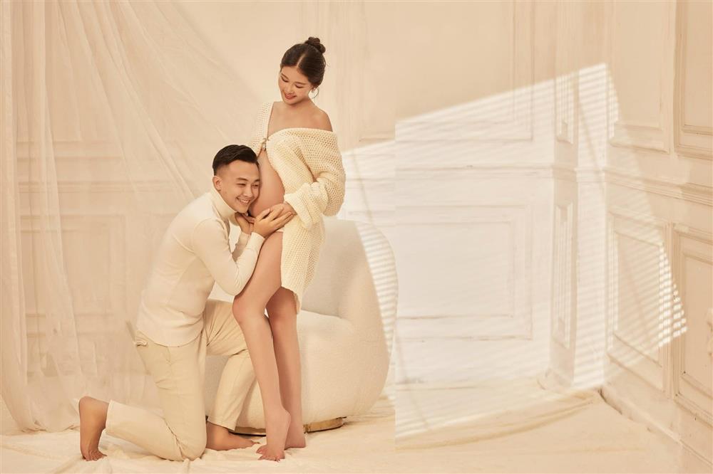 Lê Âu Ngân Anh diện đồ khoe lộ bụng tròn căng ở tháng cuối thai kỳ-2