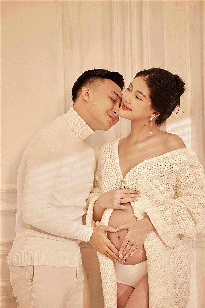 Lê Âu Ngân Anh diện đồ khoe lộ bụng tròn căng ở tháng cuối thai kỳ-3