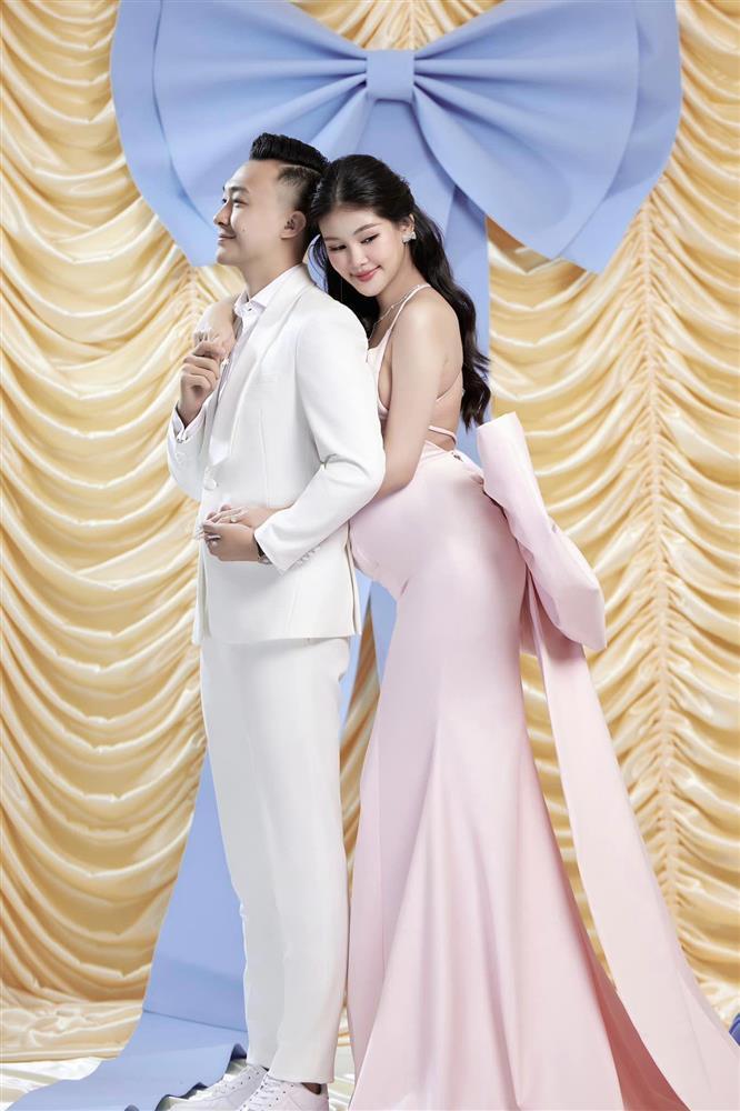 Lê Âu Ngân Anh diện đồ khoe lộ bụng tròn căng ở tháng cuối thai kỳ-4