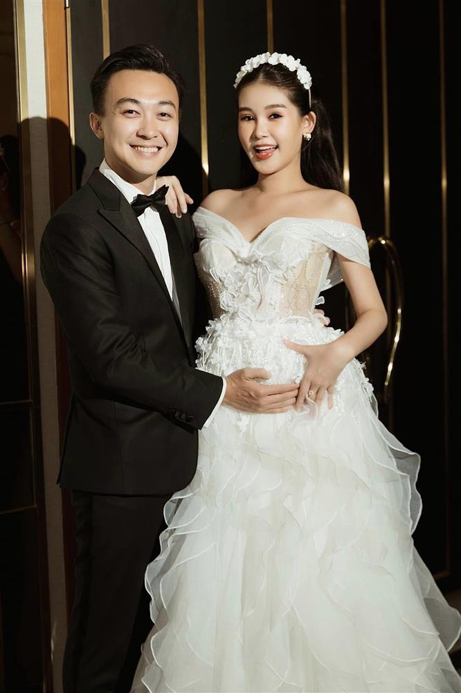 Lê Âu Ngân Anh diện đồ khoe lộ bụng tròn căng ở tháng cuối thai kỳ-8