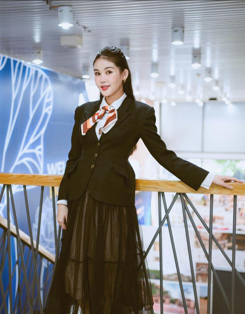 Lê Âu Ngân Anh diện đồ khoe lộ bụng tròn căng ở tháng cuối thai kỳ-9