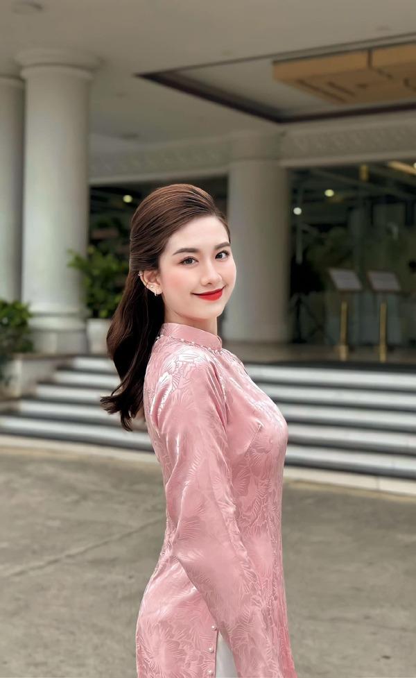 Con gái cầu thủ Văn Sĩ Thủy: Nhan sắc tuổi đôi mươi xinh như thế nào mà khán giả xôn xao?-4