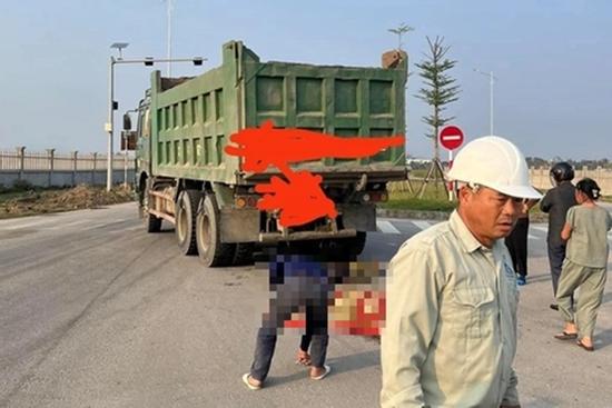 Cháu tử vong, ông bị thương trên đường đi học về