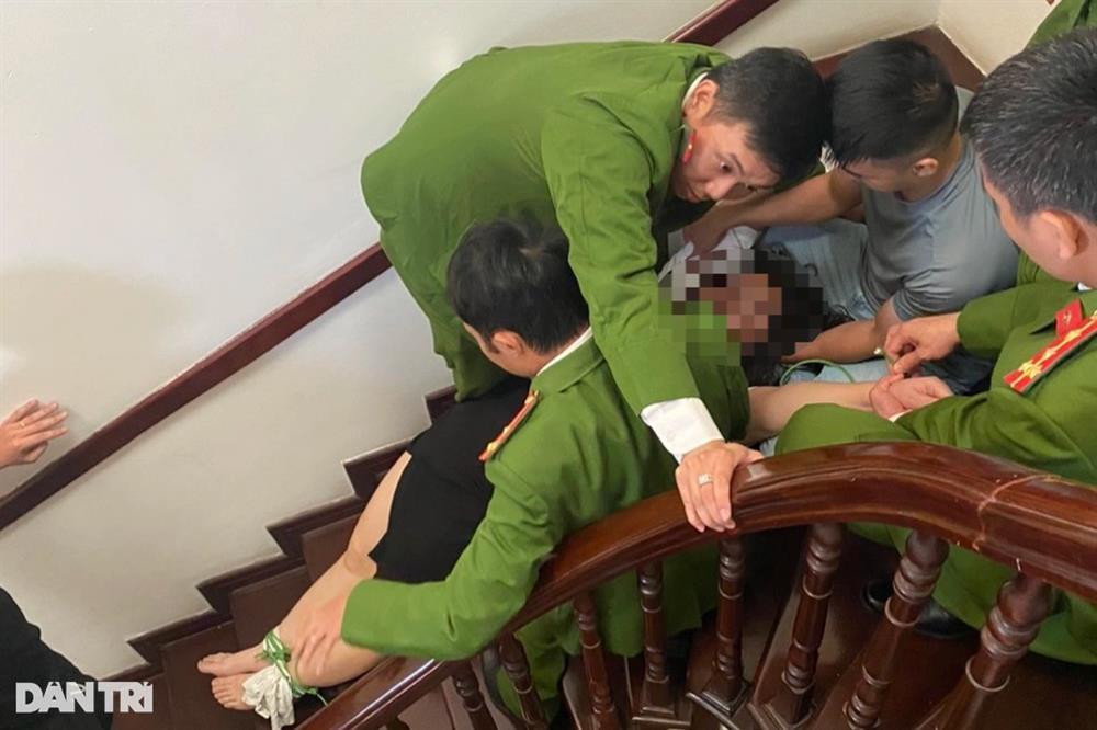 Hà Nội: Cảnh sát giải cứu người phụ nữ định nhảy từ tầng 5 khách sạn tự tử-1