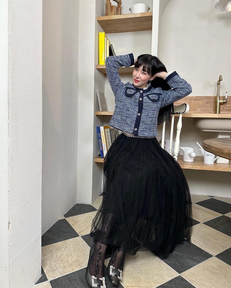 Tham khảo Tiffany Young cách diện áo khoác vải tweed đẹp suốt mùa lễ hội-3