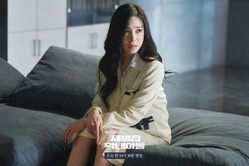 Tham khảo Tiffany Young cách diện áo khoác vải tweed đẹp suốt mùa lễ hội-7