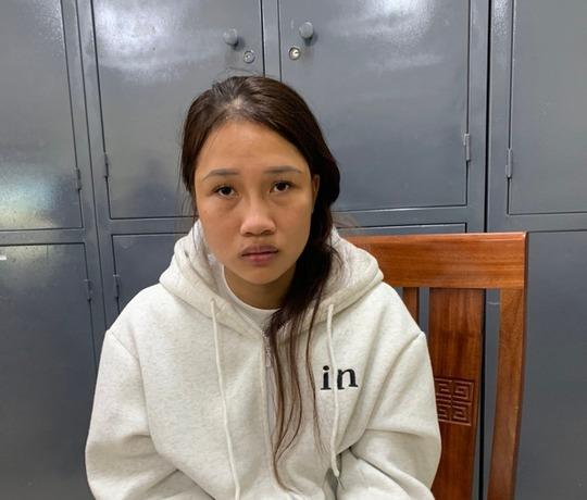 Hai cô gái trẻ dùng thủ thuật ma lừa đảo các cửa hàng vàng-1