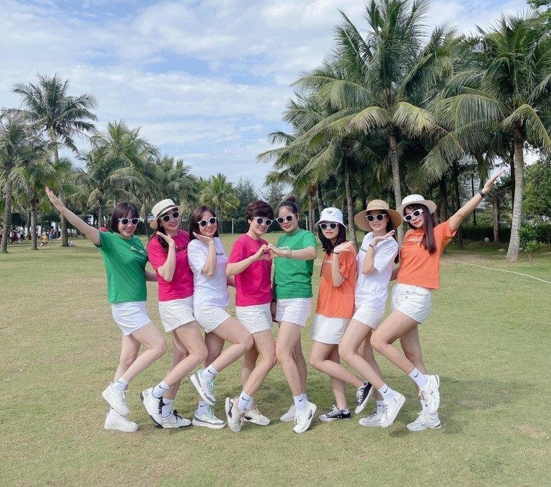 Hạnh phúc gia đình có 8 con gái: Thường xuyên tụ tập ăn uống nhà mẹ đẻ, dù vất vả nhưng không để con thất học-2