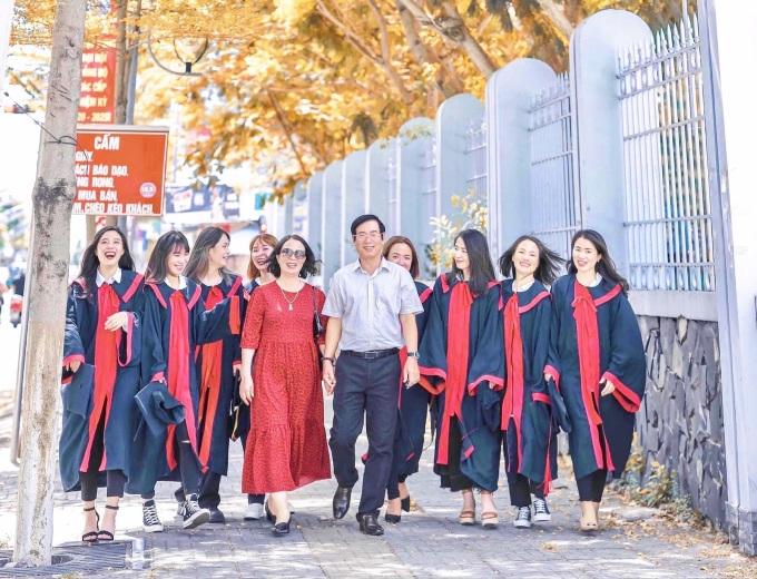 Hạnh phúc gia đình có 8 con gái: Thường xuyên tụ tập ăn uống nhà mẹ đẻ, dù vất vả nhưng không để con thất học-4