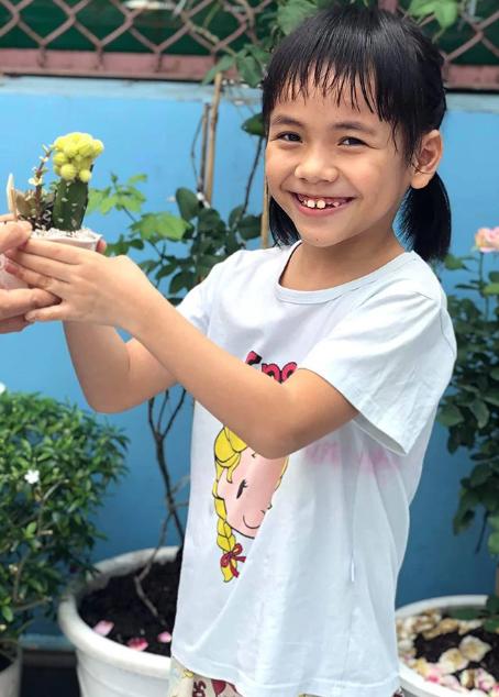 Em bé Mường Lát liệt 2 chân ngày nào sắp về quê, mẹ nuôi tâm sự: Có lẽ ý trời chúng ta chỉ nên dừng lại ở đây-4