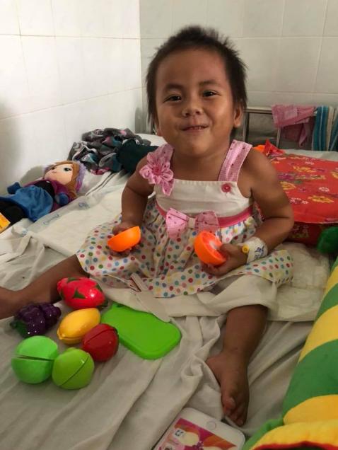 Em bé Mường Lát liệt 2 chân ngày nào sắp về quê, mẹ nuôi tâm sự: Có lẽ ý trời chúng ta chỉ nên dừng lại ở đây-9