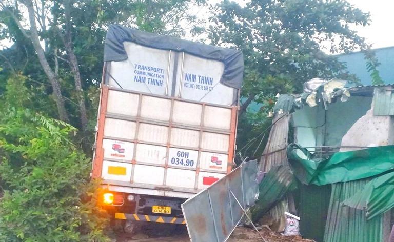 Xe tải lao vào nhà dân bên Quốc lộ 1A, cụ bà bị tường đè tử vong-1