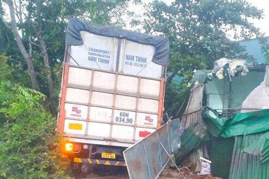 Xe tải lao vào nhà dân bên Quốc lộ 1A, cụ bà bị tường đè tử vong