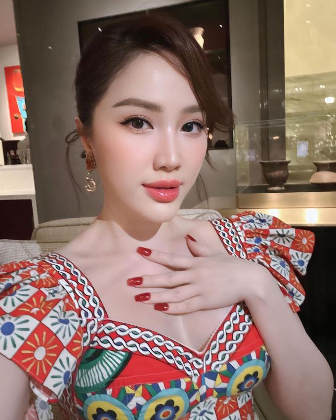 Bảo Thy chiếm spotlight với hang đá, Phạm Hương lại ghi dấu ấn với 6 cây thông lớn khi trang trí nhà đón Noel-1