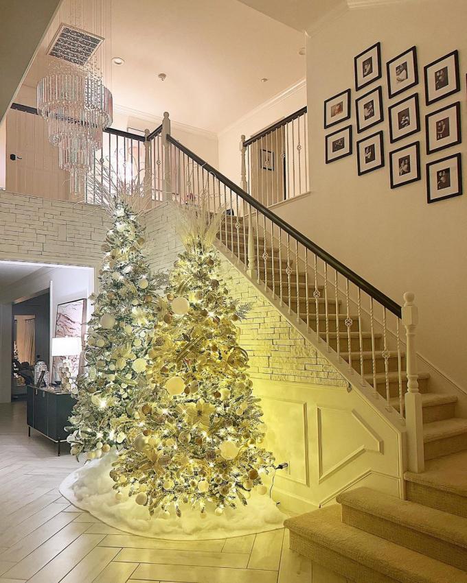 Bảo Thy chiếm spotlight với hang đá, Phạm Hương lại ghi dấu ấn với 6 cây thông lớn khi trang trí nhà đón Noel-12