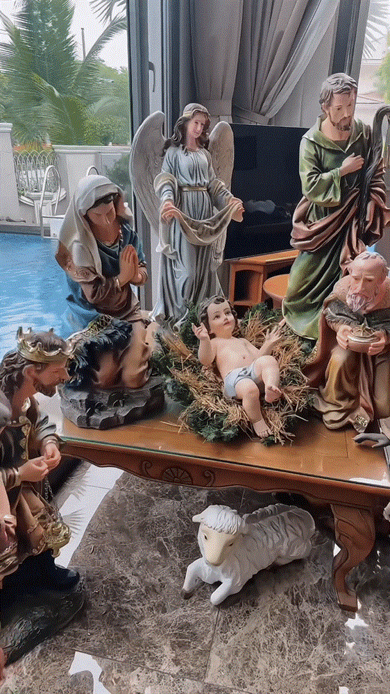 Bảo Thy chiếm spotlight với hang đá, Phạm Hương lại ghi dấu ấn với 6 cây thông lớn khi trang trí nhà đón Noel-6