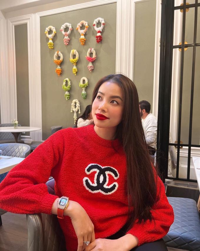 Bảo Thy chiếm spotlight với hang đá, Phạm Hương lại ghi dấu ấn với 6 cây thông lớn khi trang trí nhà đón Noel-7