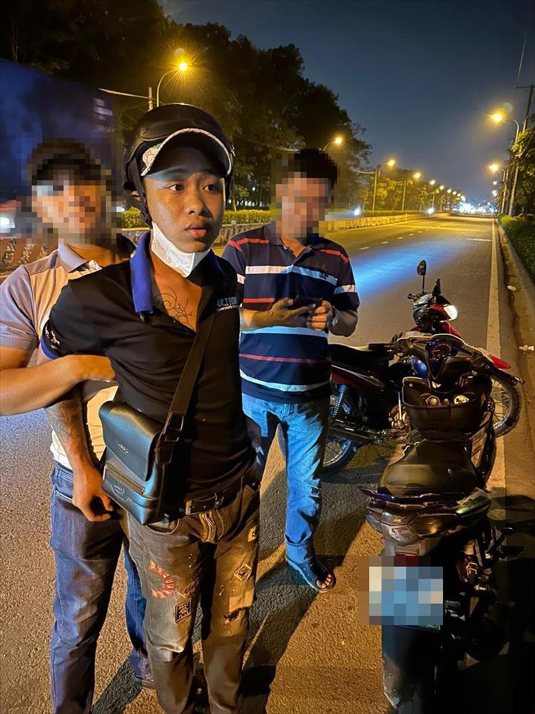 Thanh niên xăm trổ giả cảnh sát hình sự, chặn đường cưỡng đoạt tài sản-1