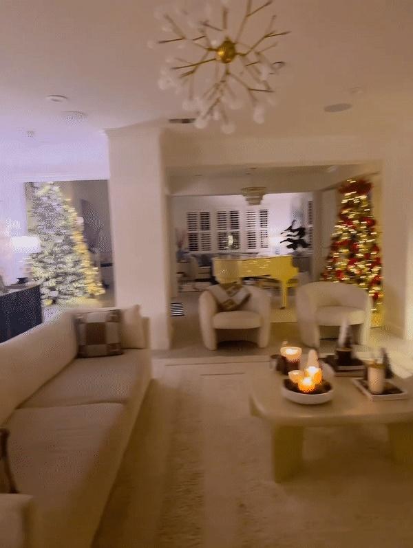 Bảo Thy chiếm spotlight với hang đá, Phạm Hương lại ghi dấu ấn với 6 cây thông lớn khi trang trí nhà đón Noel-10