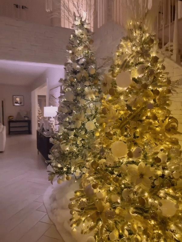 Bảo Thy chiếm spotlight với hang đá, Phạm Hương lại ghi dấu ấn với 6 cây thông lớn khi trang trí nhà đón Noel-8